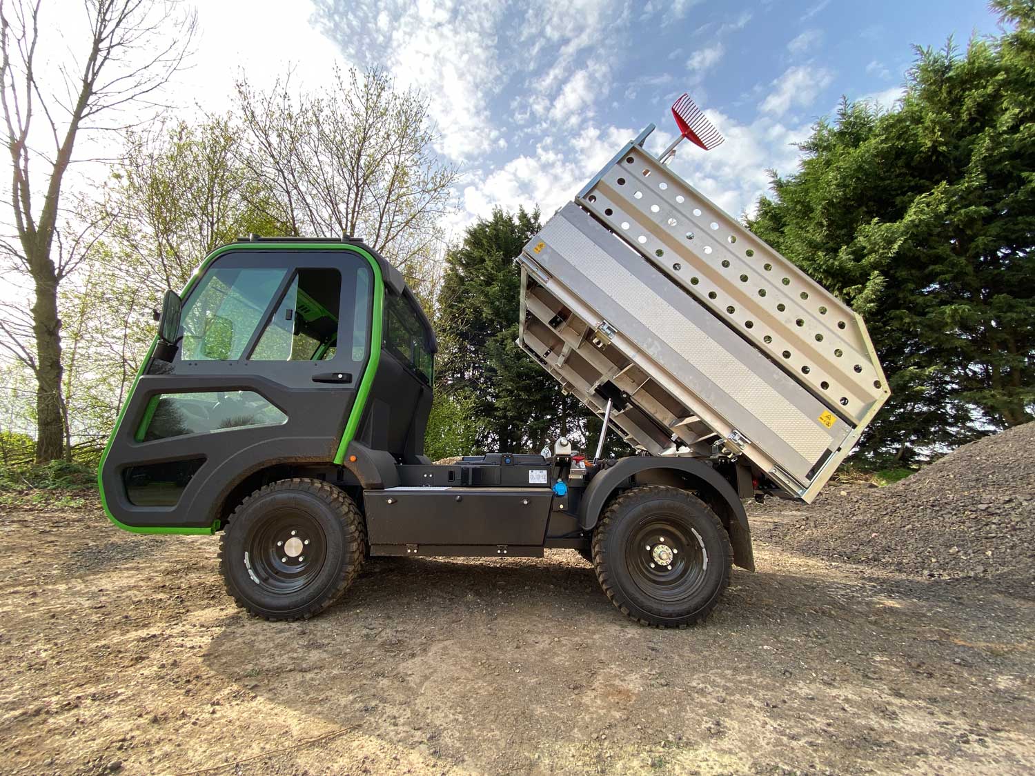 Начало продаж многоцелевого грузового электромобиля ETESIA ET Lander